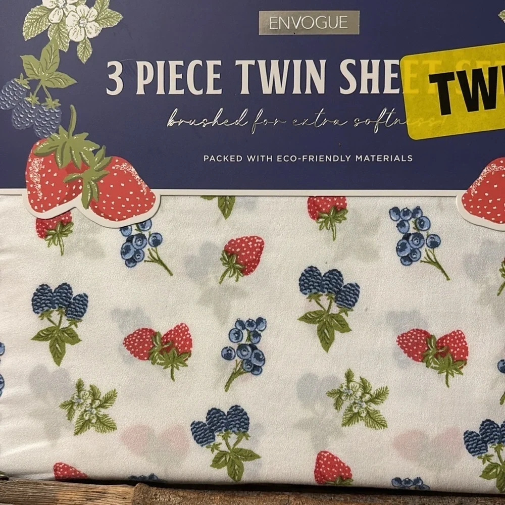 ENVOGUE STRAWBERRIES BLUEBERRIES BERRIES 3 Piece Twin Sheet Set NEW